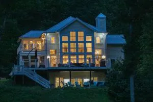 Modern Farmhouse Style Chalet with amazing Kentucky Lake views - Dock, Hottub and Firepit! - Camden