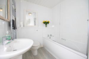 Free Allocated Parking Space at Rear Entrance & Fast WIFI, Ideal for Long Term Contractor, Corporate, etc Stays, Regular Housekeeping Option - Dwellcome Home Ltd 2 King Beds West End Apt, Half Mile to Street yet Quiet - See Our Site for Assurance