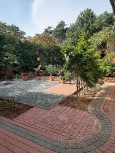 Apartamenty na przedmieściach RADZYMINA z prywatnym parkingiem i ogrodem FAKTURA