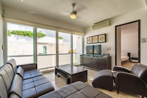 Duplex with Rooftop Plunge Pool short walk to Beach