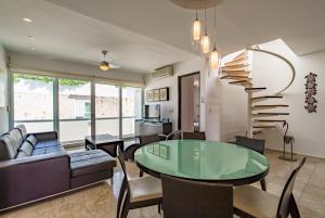 Duplex with Rooftop Plunge Pool short walk to Beach