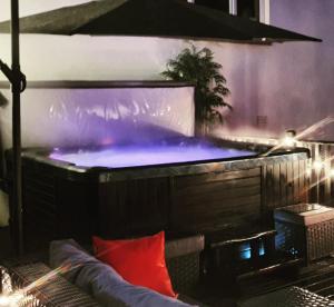 The Sleeping Dog Room at The Grumpy Schnauzer BnB Huge Room, Luxe Suite, Private Hot Tub, Breakfast, Gym, Games Room, Farm Stay, Amazing