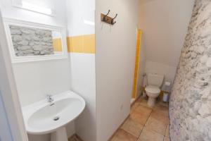 Hotels Hotel de la Place : Chambre Familiale avec Salle de Bains Privative