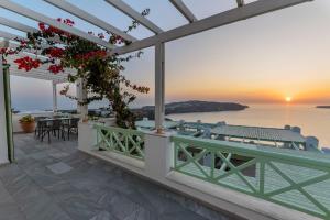 The Cliff Reflections - Adults Only Santorini Greece