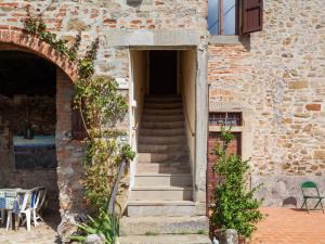 Belvilla by Oyo flat in farmhouse with pool
