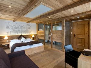 Deluxe Double Room Graphite room in Hotel Crusch Alba Zernez