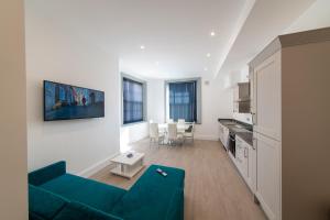 16 Queen Avenue Collection by Happy Days