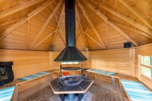 Lähderinne - 2 bedroom log cabin, private beach, wifi & sauna
