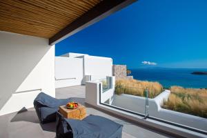 Superior Suite with Backyard Private Pool and Panoramic Sea View