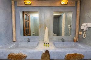 Peristeronas Village