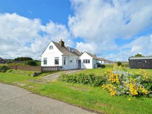 Cosy holiday home in Widemouth Bay with a large garden