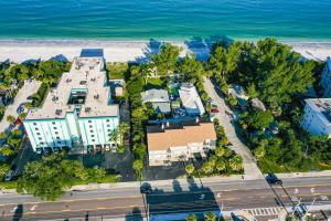 100 steps to beautiful Indian Rocks Beach, oceanside, 2 bedroom updated condo