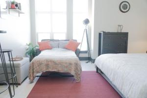 One-Bedroom Apartment room in King Bed Studio - Best Location to Food & Drinks