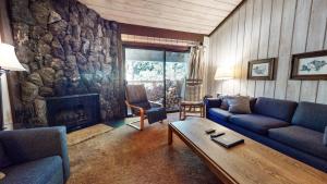 Three-Bedroom Apartment room in Mammoth Reservations