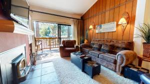 Three-Bedroom Apartment room in Mammoth Reservations
