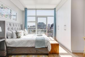 Backup-Power Eclectic Blue City View Apartment