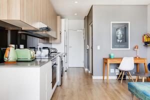 Backup-Power Eclectic Blue City View Apartment