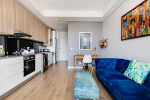 Backup-Power Eclectic Blue City View Apartment
