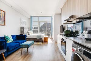 Backup-Power Eclectic Blue City View Apartment