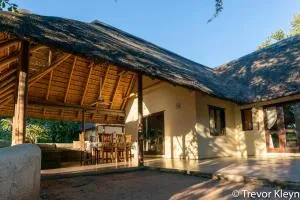 Impisi Accommodation - Mhalamhala