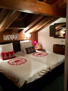 Hotels Les Monts Charvin : Petite Chambre Double Mansardée avec Velux