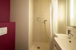 Hotels B&B HOTEL Lyon Caluire Cite Internationale : photos des chambres