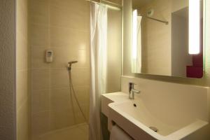 Hotels B&B HOTEL Lyon Caluire Cite Internationale : photos des chambres