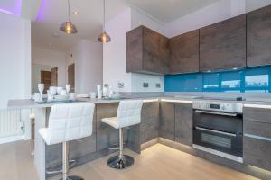 Central Penthouse with Hot Tub & Views 23