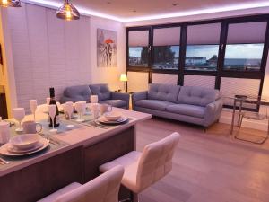 Central Penthouse with Hot Tub & Views 23