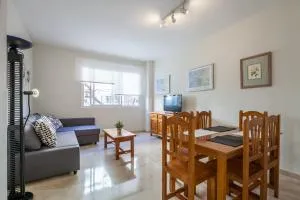 Apartamento cerca del Alcázar con garaje privado - دوس إرماناس