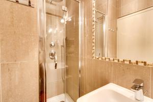 Hotels Les Quatre Dauphins : Chambre Double Standard avec Douche