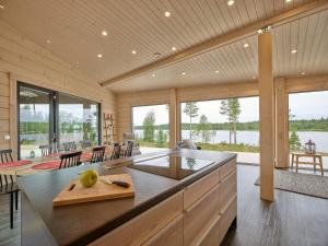 Huvila erämaajärven rannalla Taivalkoskella