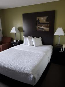 Queen Room - Disability Access/Non-Smoking room in Super 8 by Wyndham La Crosse