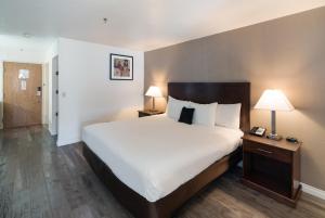 Deluxe King Suite room in Red Lion Inn & Suites Kennewick Tri-Cities