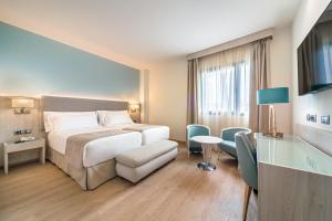 Superior Twin Room with Extra Bed (2 adults + 1 child) room in Occidental Sevilla Viapol By Barceló
