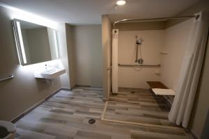 King Room - Hearing Accessible - Roll-in Shower room in Holiday Inn Scranton East - Dunmore an IHG Hotel