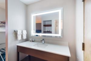 Deluxe Queen Suite room in Red Lion Inn & Suites Kennewick Tri-Cities