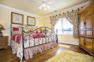 Deluxe King Suite room in Pillow and Paddock B&B