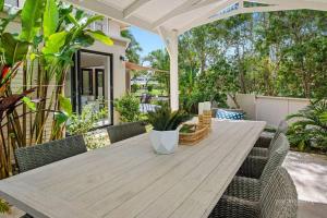 Quay Largo: Riverside Haven