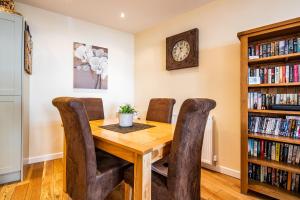 Buxton centre cosy cottage with free secure parking