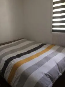 Maison Marylène possibilité de louer 2 chambres et un lit 1place supplémentaire ici c'est calme et simple Entretien et petit déjeuner à régler sur place vous gagnez 16 pour-cent - 吉弗里