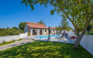 Villa Desapemani with heated pool