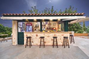 Dionysos Apartments & Studios