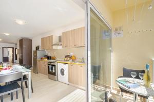 Summer Breeze Comfort Sunny Apartments close to the sandy beaches - by Getawaysmalta