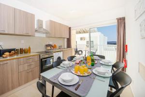 Summer Breeze Comfort Sunny Apartments close to the sandy beaches - by Getawaysmalta