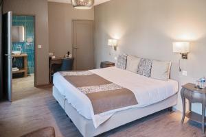 Hotels Logis - Auberge de l'Abbaye : Chambre Lit King-Size - Vue sur Jardin