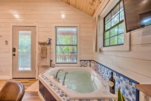 Romantic Broken Bow Cabin with Jacuzzi and Fire Pit!