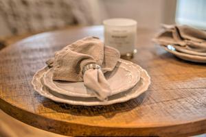 Romantic Broken Bow Cabin with Jacuzzi and Fire Pit!