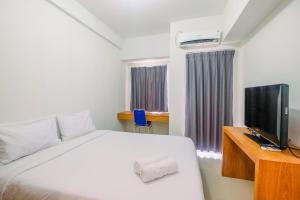 Simply Look Studio Tamansari Mahogany Karawang Apartment By Travelio