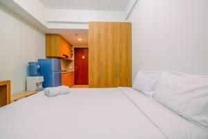 Simply Look Studio Tamansari Mahogany Karawang Apartment By Travelio